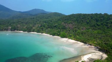 Koh Chang Adası 'ndaki Long Beach' in havadan görünüşü Trat Eyaleti, Tayland 'daki turkuaz su ve yeşil yağmur ormanlarını gösteriyor. hız rampası hiper hareket zaman aşımı 