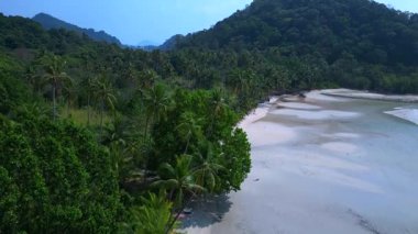 Long Beach 'in hava görüntüsü Tayland' ın Koh Chang kentindeki ormanlık tepenin yakınındaki gelgiti gösteriyor. İHA alçalıyor 