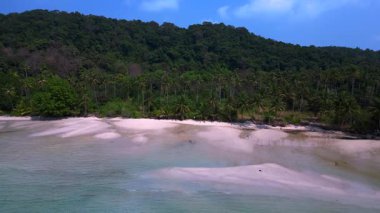 Koh Chang Adası 'ndaki Long Beach' in havadan görünüşü Trat Eyaleti, Tayland 'daki turkuaz su ve yeşil yağmur ormanlarını gösteriyor. İticileri ileri çalıştır 