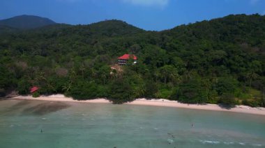 Koh Chang Adası 'ndaki Long Beach' in havadan görünüşü Trat Eyaleti, Tayland 'daki turkuaz su ve yeşil yağmur ormanlarını gösteriyor. Sol İHA 'ya dön 