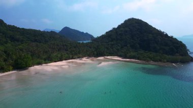 Long Beach 'in hava görüntüsü Tayland' ın Koh Chang kentindeki ormanlık tepenin yakınındaki gelgiti gösteriyor. panorama genel görünüm dronu 