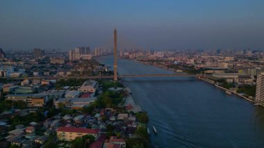 Gün batımında Chao Phraya Nehri 'nin Bangkok, Tayland' dan geçen havadan görüntüsü. Yukarıdan insansız hava aracı görüntüleri 