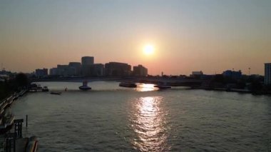 Gün batımında Chao Phraya Nehri 'nin Bangkok, Tayland' dan geçen havadan görüntüsü. İHA yükseliyor 