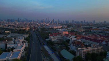 Gün batımında Chao Phraya Nehri 'nin Bangkok, Tayland' dan geçen havadan görüntüsü. Sağ drona döndür 