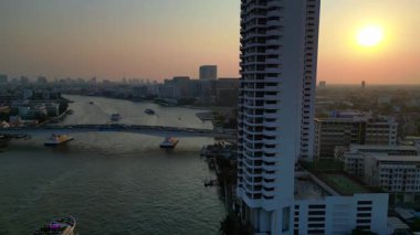 Gün batımında Chao Phraya Nehri 'nin Bangkok, Tayland' dan geçen havadan görüntüsü. İHA yükseliyor 