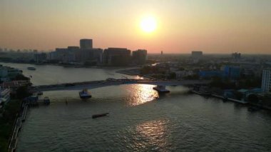 Gün batımında Chao Phraya Nehri 'nin Bangkok, Tayland' dan geçen havadan görüntüsü. panorama insansız hava aracı 