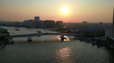 Gün batımında Chao Phraya Nehri 'nin Bangkok, Tayland' dan geçen havadan görüntüsü. panorama yörünge dronu 