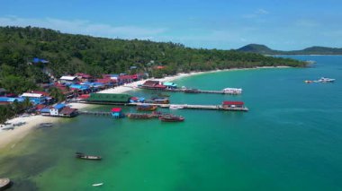 Kamboçya 'daki güzel koh rong adasının hava manzarasında turkuaz su, iskele, botlar ve tropikal ormanlar yer alıyor. hız rampası hiper hareket zaman aşımı 