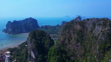 Tayland, Krabi 'deki bir dağdan Railay Sahili ve Phra Nang Sahili' nin nefes kesici manzarası. hız rampası hiper hareket zaman aşımı 