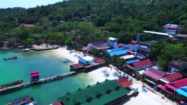 Kamboçya 'daki güzel koh rong adasının hava manzarasında turkuaz su, iskele, botlar ve tropikal ormanlar yer alıyor. hız rampası hiper hareket zaman aşımı 