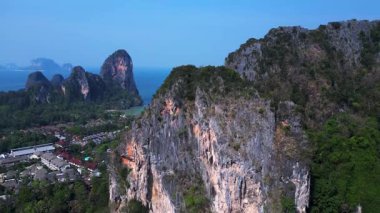 Tayland, Krabi 'deki bir dağdan Railay Sahili ve Phra Nang Sahili' nin nefes kesici manzarası. hız rampası hiper hareket zaman aşımı 