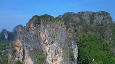 Tayland, Krabi 'deki bir dağdan Railay Sahili ve Phra Nang Sahili' nin nefes kesici manzarası. hız rampası hiper hareket zaman aşımı 