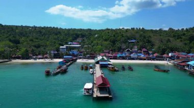 Kamboçya 'daki güzel koh rong adasının hava manzarasında turkuaz su, iskele, botlar ve tropikal ormanlar yer alıyor. İHA yükseliyor 