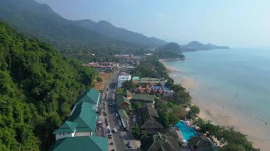 Koh Chang köyünün hava manzarası verimli tropikal ormanlar ve plaj otellerini yüzme havuzlarıyla ayırıyor. hız rampası hiper hareket zaman aşımı 