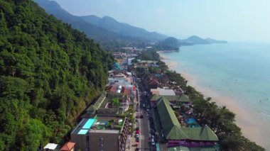 Koh Chang köyünün hava manzarası verimli tropikal ormanlar ve plaj otellerini yüzme havuzlarıyla ayırıyor. hız rampası hiper hareket zaman aşımı 