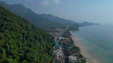 Koh Chang köyünün hava manzarası verimli tropikal ormanlar ve plaj otellerini yüzme havuzlarıyla ayırıyor. statik üç ayaklı insansız hava aracı 