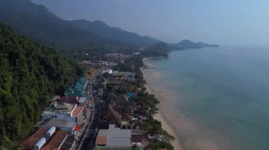 Koh Chang köyünün hava manzarası verimli tropikal ormanlar ve plaj otellerini yüzme havuzlarıyla ayırıyor. statik üç ayaklı insansız hava aracı 