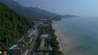 Koh Chang köyünün hava manzarası verimli tropikal ormanlar ve plaj otellerini yüzme havuzlarıyla ayırıyor. panorama genel görünüm dronu 