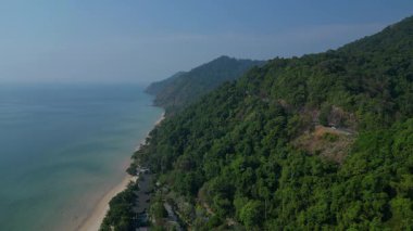 Koh Chang köyünün hava manzarası verimli tropikal ormanlar ve plaj otellerini yüzme havuzlarıyla ayırıyor. panorama genel görünüm dronu 