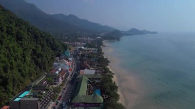 Koh Chang köyünün hava manzarası verimli tropikal ormanlar ve plaj otellerini yüzme havuzlarıyla ayırıyor. uçuş üstü insansız hava aracı 