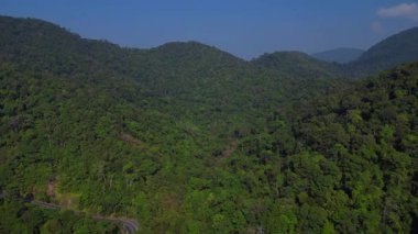 Koh Chang köyünün hava manzarası verimli tropikal ormanlar ve plaj otellerini yüzme havuzlarıyla ayırıyor. Sol İHA 'ya dön 