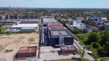 Büyük Data bulut deposu, endüstriyel havalandırma sistemi soğutma bilgisayarı. Berlin Avrupa 'da büyük bir veri merkezinde Ai çiftliği. panorama genel görünüm dronu 