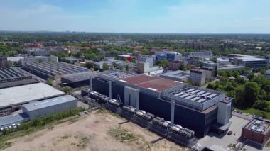 Büyük Data bulut deposu, endüstriyel havalandırma sistemi soğutma bilgisayarı. Berlin Avrupa 'da büyük bir veri merkezinde Ai çiftliği. İHA alçalıyor 