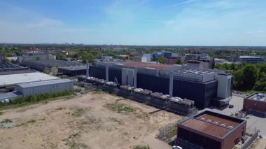 Büyük Data bulut deposu, endüstriyel havalandırma sistemi soğutma bilgisayarı. Berlin Avrupa 'da büyük bir veri merkezinde Ai çiftliği. İHA alçalıyor 