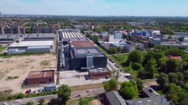 Büyük Data bulut deposu, endüstriyel havalandırma sistemi soğutma bilgisayarı. Berlin Avrupa 'da büyük bir veri merkezinde Ai çiftliği. Ters İHA uçuşu 