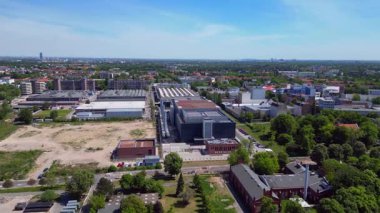 Büyük Data bulut deposu, endüstriyel havalandırma sistemi soğutma bilgisayarı. Berlin Avrupa 'da büyük bir veri merkezinde Ai çiftliği. uçuş üstü insansız hava aracı 