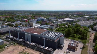 Büyük Data bulut deposu, endüstriyel havalandırma sistemi soğutma bilgisayarı. Berlin Avrupa 'da büyük bir veri merkezinde Ai çiftliği. Yukarıdan insansız hava aracı görüntüleri 