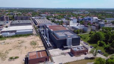 Büyük Data bulut deposu, endüstriyel havalandırma sistemi soğutma bilgisayarı. Berlin Avrupa 'da büyük bir veri merkezinde Ai çiftliği. geniş yörünge görünümü dronu 