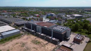 Büyük Data bulut deposu, endüstriyel havalandırma sistemi soğutma bilgisayarı. Berlin Avrupa 'da büyük bir veri merkezinde Ai çiftliği. Ters İHA uçuşu 