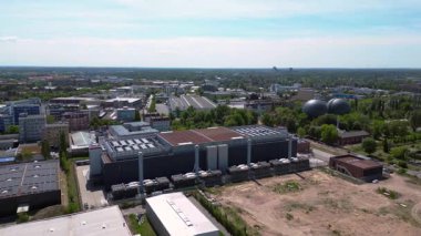 Berlin, Almanya 'daki büyük bir veri merkezi soğutma sisteminin hava görüntüsü, modern teknolojide sıcaklık düzenlemesinin önemli rolünü vurguluyor. hız rampası hiper hareket zaman aşımı 