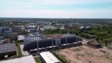 Berlin, Almanya 'daki büyük bir veri merkezi soğutma sisteminin hava görüntüsü, modern teknolojide sıcaklık düzenlemesinin önemli rolünü vurguluyor. Yukarıdan insansız hava aracı görüntüleri 