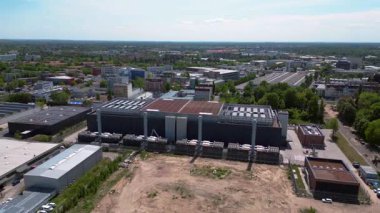 Berlin, Almanya 'daki büyük bir veri merkezi soğutma sisteminin hava görüntüsü, modern teknolojide sıcaklık düzenlemesinin önemli rolünü vurguluyor. uçuş üstü insansız hava aracı 