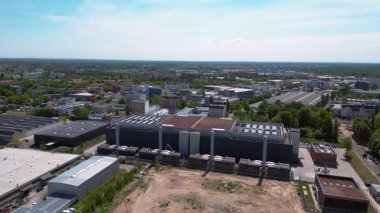 Berlin, Almanya 'daki büyük bir veri merkezi soğutma sisteminin hava görüntüsü, modern teknolojide sıcaklık düzenlemesinin önemli rolünü vurguluyor. panorama genel görünüm dronu 