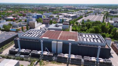 Berlin, Almanya 'daki büyük bir veri merkezi soğutma sisteminin hava görüntüsü, modern teknolojide sıcaklık düzenlemesinin önemli rolünü vurguluyor. statik üç ayaklı insansız hava aracı 