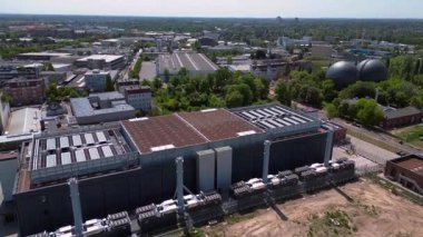Berlin, Almanya 'daki büyük bir veri merkezi soğutma sisteminin hava görüntüsü, modern teknolojide sıcaklık düzenlemesinin önemli rolünü vurguluyor. Ters İHA uçuşu 