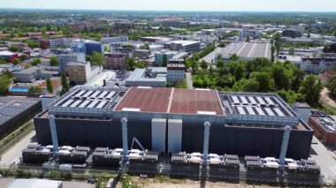 Berlin, Almanya 'daki büyük bir veri merkezi soğutma sisteminin hava görüntüsü, modern teknolojide sıcaklık düzenlemesinin önemli rolünü vurguluyor. panorama yörünge dronu 