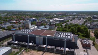 Berlin, Almanya 'daki büyük bir veri merkezi soğutma sisteminin hava görüntüsü, modern teknolojide sıcaklık düzenlemesinin önemli rolünü vurguluyor. panorama yörünge dronu 