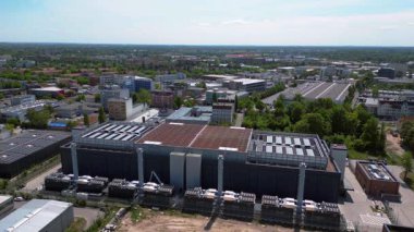 Berlin, Almanya 'daki büyük bir veri merkezi soğutma sisteminin hava görüntüsü, modern teknolojide sıcaklık düzenlemesinin önemli rolünü vurguluyor. statik üç ayaklı insansız hava aracı 