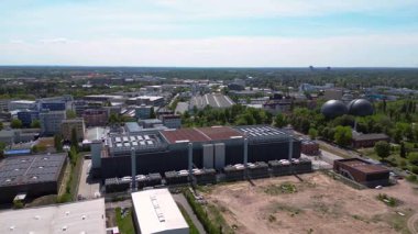 Berlin, Almanya 'daki büyük bir veri merkezi soğutma sisteminin hava görüntüsü, modern teknolojide sıcaklık düzenlemesinin önemli rolünü vurguluyor. geniş yörünge görünümü dronu 