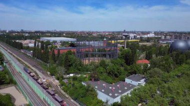 Gaz sayaçları, su kuleleri ve devam eden kentsel kalkınma projelerinin yer aldığı Berlins sanayi bölgesinin hava görüntüsü. hız rampası hiper hareket zaman aşımı 