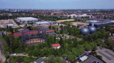 Gaz sayaçları, su kuleleri ve devam eden kentsel kalkınma projelerinin yer aldığı Berlins sanayi bölgesinin hava görüntüsü. hız rampası hiper hareket zaman aşımı 