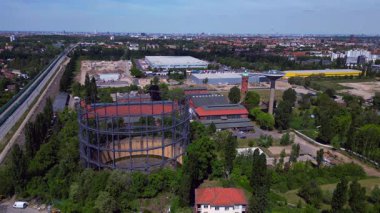 Gaz sayaçları, su kuleleri ve devam eden kentsel kalkınma projelerinin yer aldığı Berlins sanayi bölgesinin hava görüntüsü. panorama genel görünüm dronu 