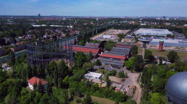 Gaz sayaçları, su kuleleri ve devam eden kentsel kalkınma projelerinin yer aldığı Berlins sanayi bölgesinin hava görüntüsü. statik üç ayaklı insansız hava aracı 