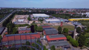 Gaz sayaçları, su kuleleri ve devam eden kentsel kalkınma projelerinin yer aldığı Berlins sanayi bölgesinin hava görüntüsü. uçuş üstü insansız hava aracı 