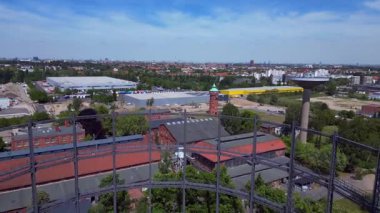 Gaz sayaçları, su kuleleri ve devam eden kentsel kalkınma projelerinin yer aldığı Berlins sanayi bölgesinin hava görüntüsü. Ters İHA uçuşu 