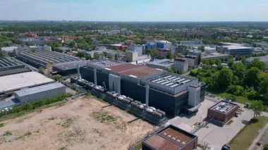 Gelişmiş teknoloji ve altyapıya sahip bir şehir ortamında büyük veriler sağlayan bir bulut sunucu merkezinin hava görüntüsü. hız rampası hiper hareket zaman aşımı 